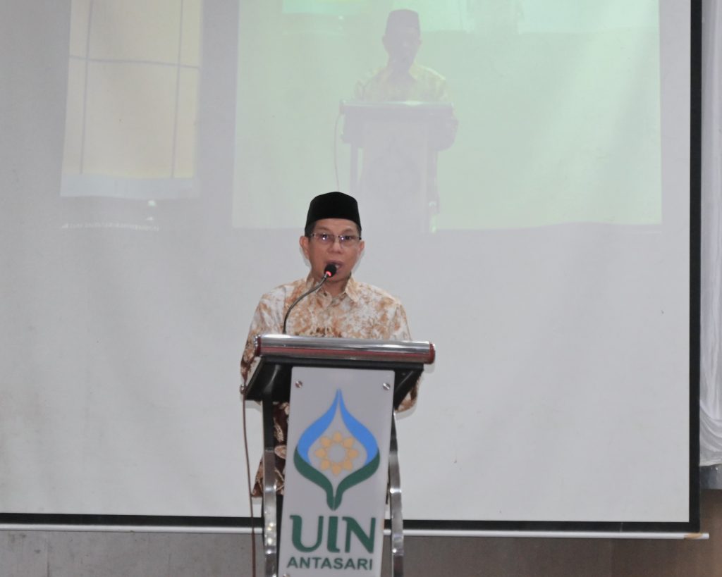 Dr. H. Hamdan, M.Pd. saat menyampaikan laporan.