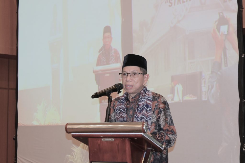 Dr. H. Hamdan, M.Pd. saat menyampaikan laporan.