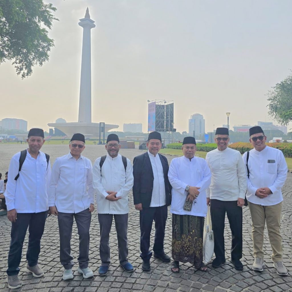 Dr. H. Zainal Ilmi, M.Pd.I. (kanan) saat berfoto bersama di Monas (Foto:Dok. Karo AUPKK)
