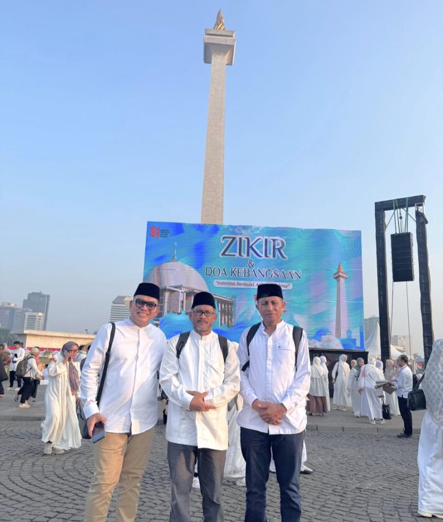 Dr. H. Zainal Ilmi, M.Pd.I. (kiri) saat berhadir di Zikir dan Doa Kebangsaan 2026 (Foto:Dok. Karo AUPKK)