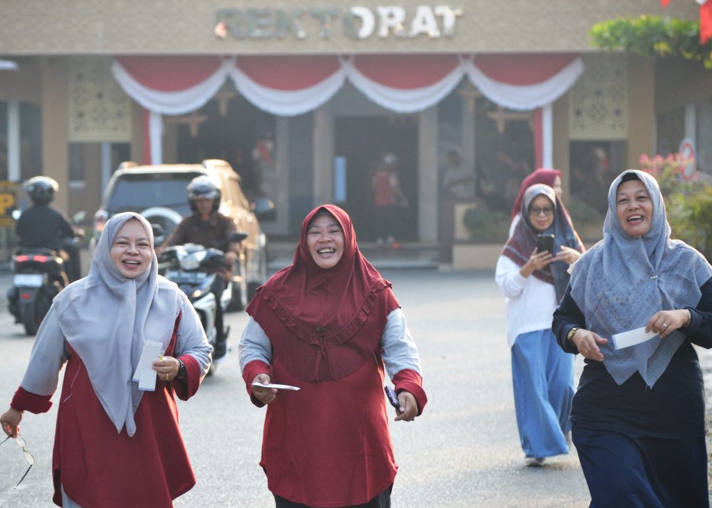 Dr. Hj. Munisah, M.H.I. (kiri) saat menemani Wakil Rektor