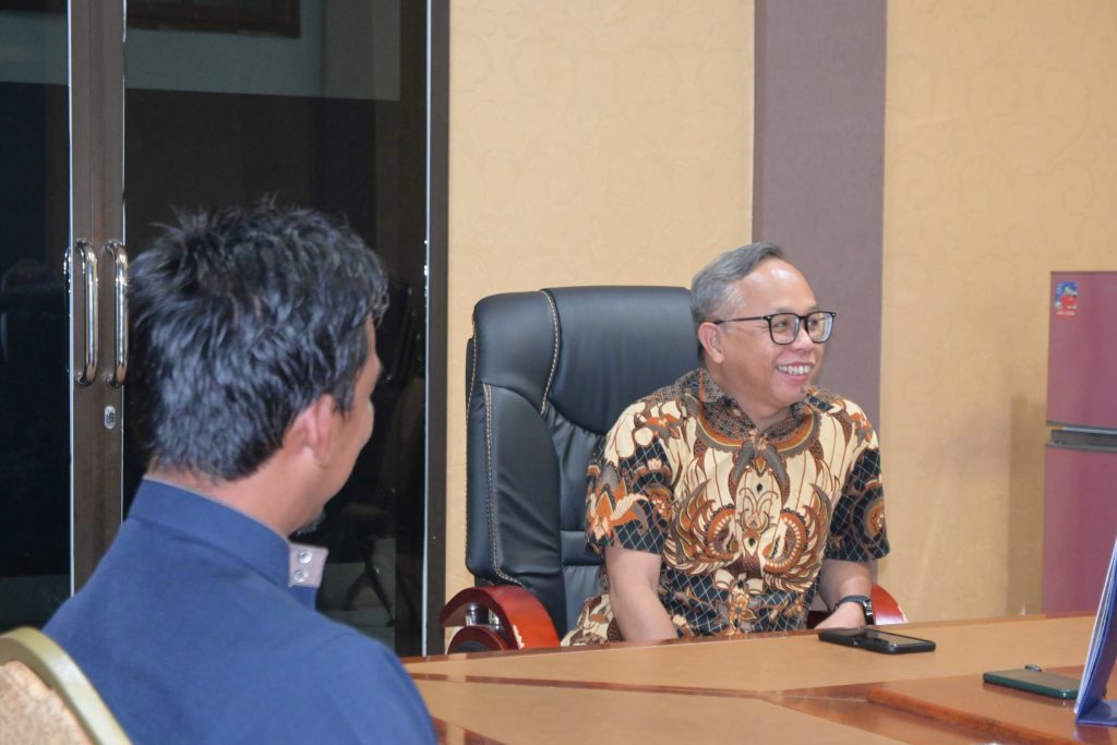 Dr. Irfan Noor, M.Hum. saat berbahagia kedatangan tamu dari luar negeri.