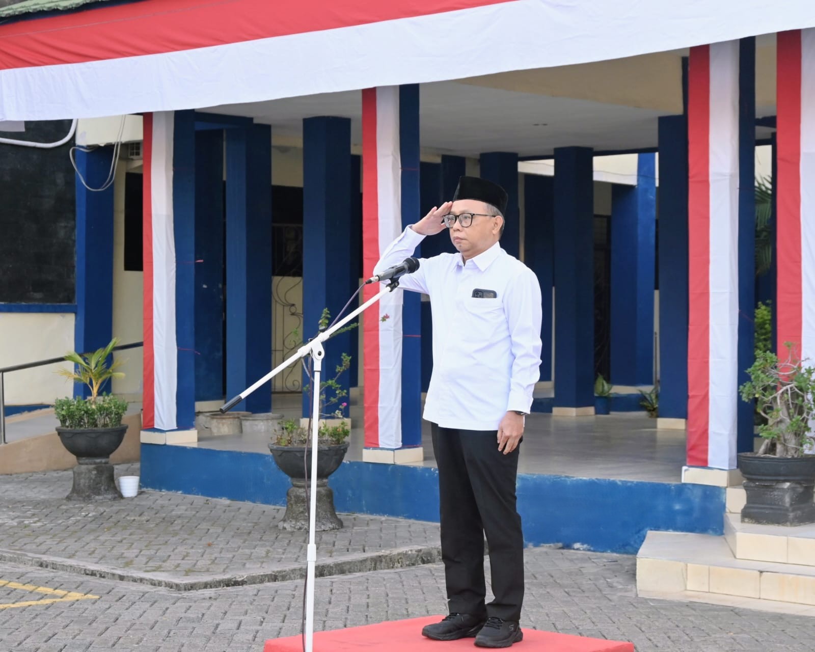Dr. Irfan Noor, M.Hum. saat menjadi pembina apel, 03 Agustus 2026.