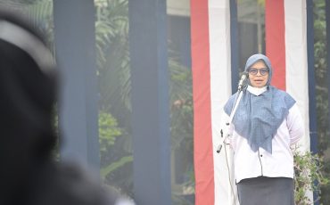 Dr. Ridha Darmawaty, M.Pd. saat menjadi pembina apel Senin, 31 Agustus 2026.