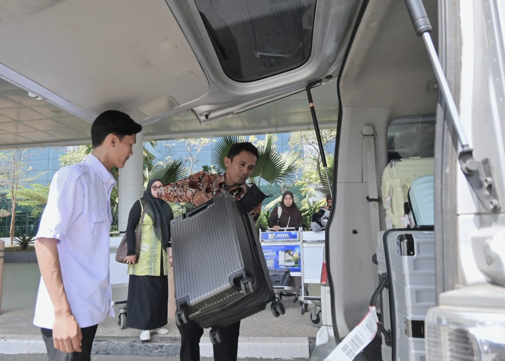 Driver Adieb saat membantu pengangkutan barang.