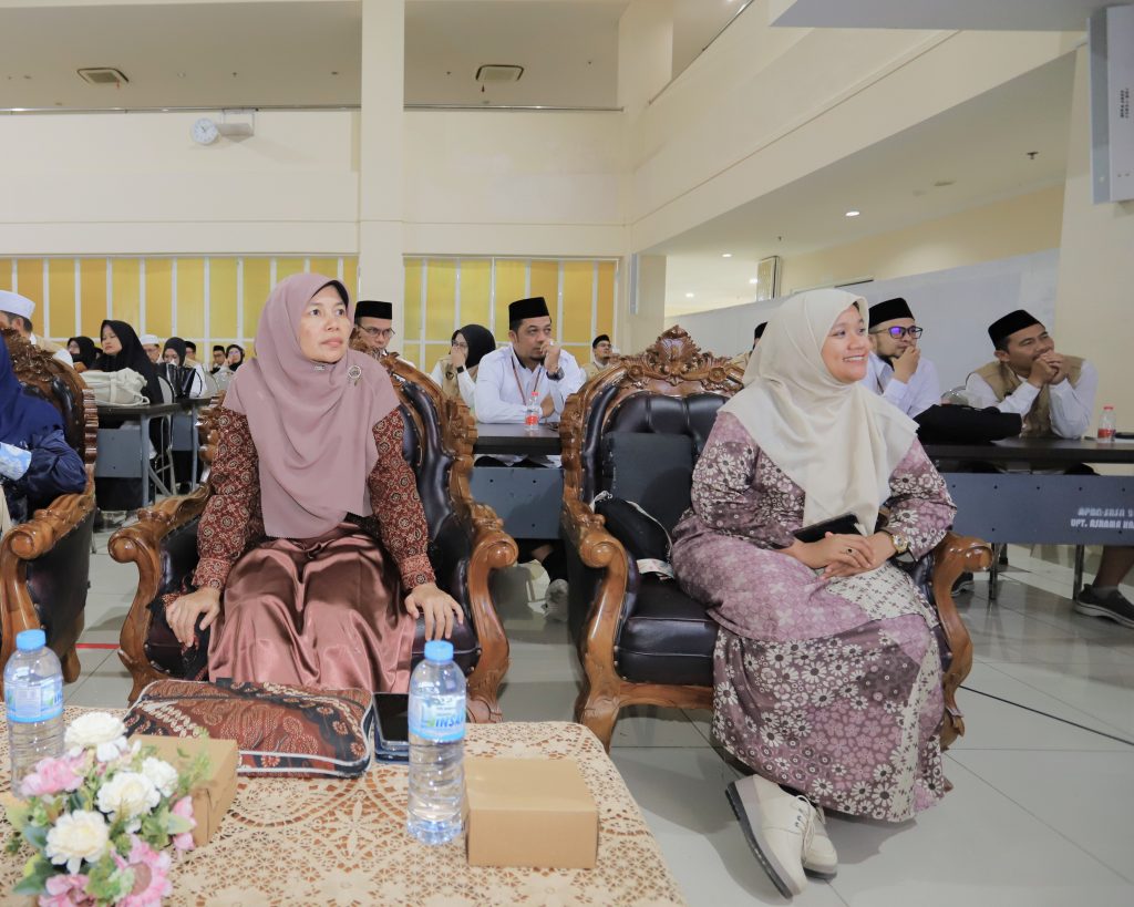 Dua tamu dari Sumatera Barat saat antusias mengikuti rangkaian penutupan.