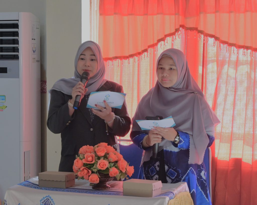 Duo pembawa acara.