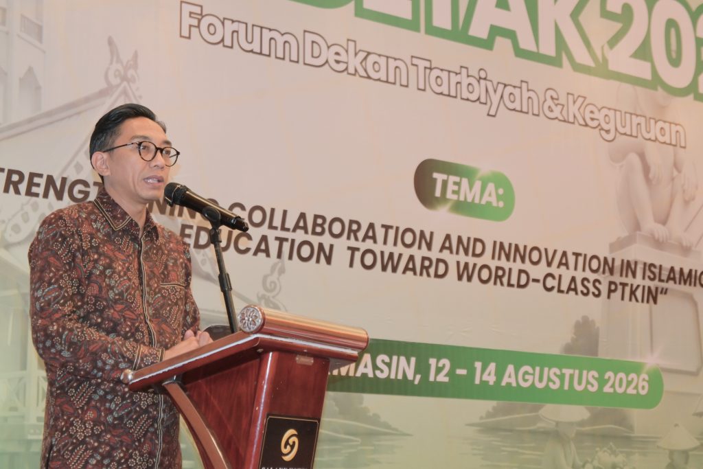 Fakri Hamdani, M.Hum., M.Res., Ph.D. saat menutup acara.