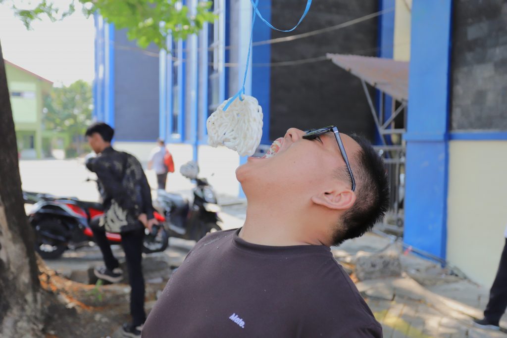 Fokus menyelesaikan kerupuk.