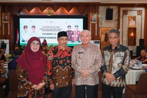 Foto bersama Rektor dengan Gubernur dan Tiyas Widiarto, M.H. Foto bersama Rektor dengan Gubernur dan Tiyas Widiarto, M.H.