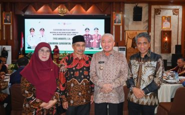 Foto bersama Rektor dengan Gubernur dan Tiyas Widiarto, M.H.