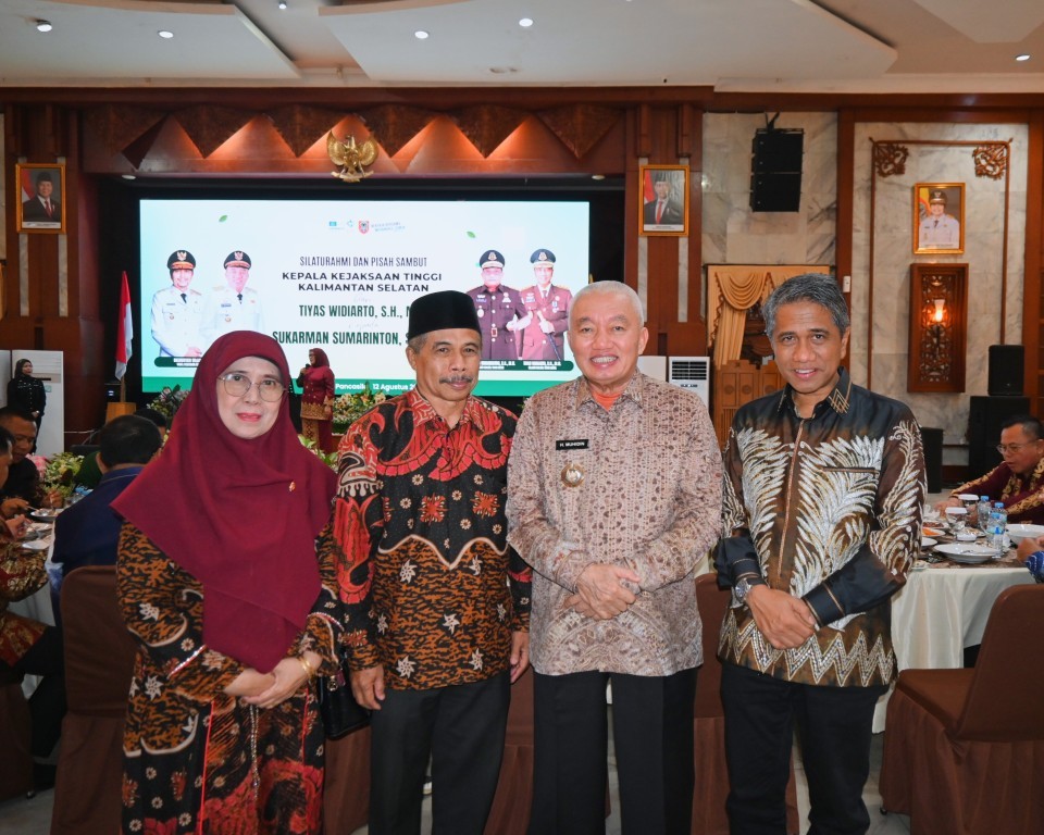 Foto bersama Rektor dengan Gubernur dan Tiyas Widiarto, M.H.