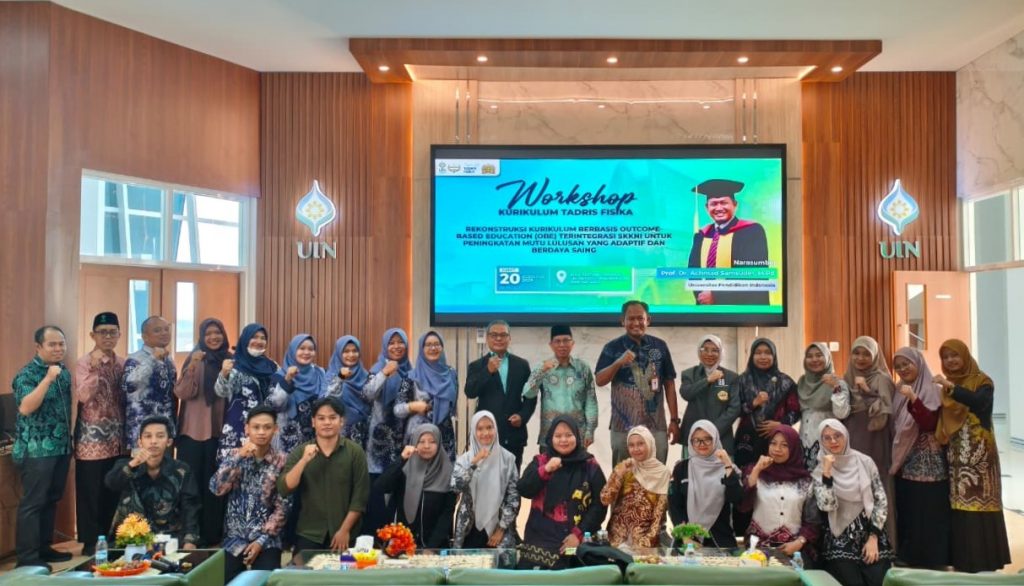 Foto bersama dengan backdrop acara.