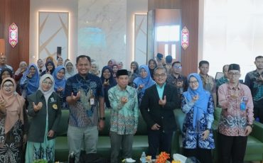 Foto bersama menghadap depan.
