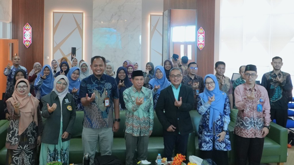 Foto bersama menghadap depan.