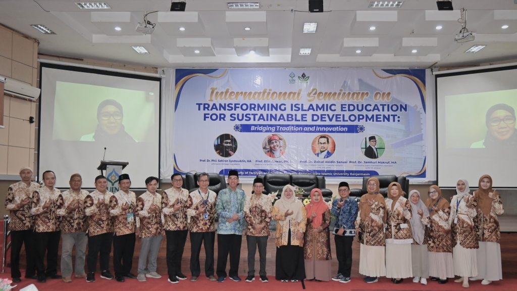 Foto bersama para panitia.