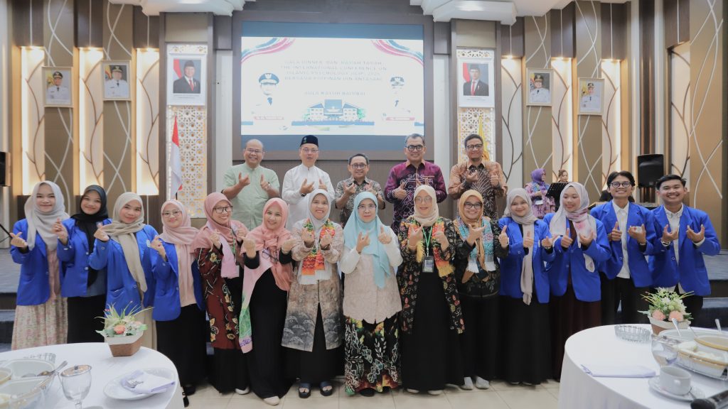 Foto bersama para panitia.