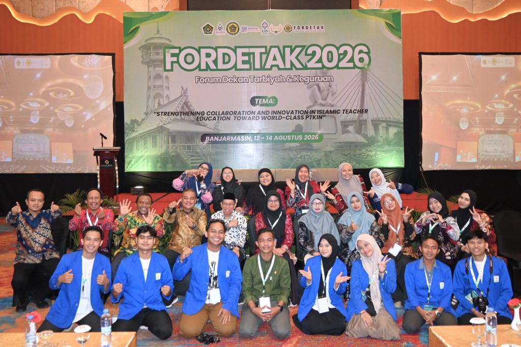 Foto bersama para panitia.