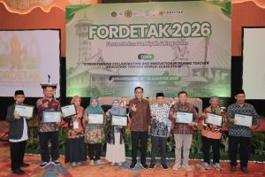 Foto bersama para perwakilan pemenang lomba. Foto bersama para perwakilan pemenang lomba.