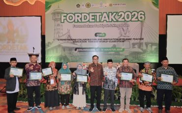 Foto bersama para perwakilan pemenang lomba.