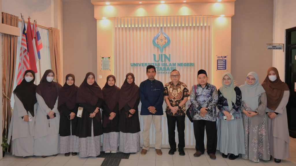 Foto bersama sebelum memasuki asrama.