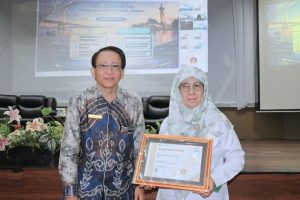 Foto bersama usai menerima penghargaan. Foto bersama usai menerima penghargaan.