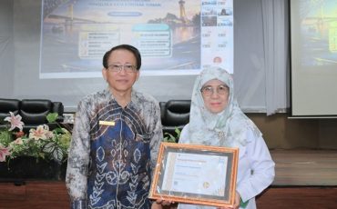 Foto bersama usai menerima penghargaan.