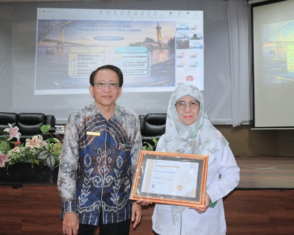 Foto bersama usai menerima penghargaan.