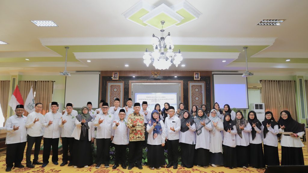 Foto bersama usai pelepasan.