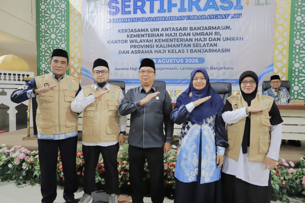 Foto bersama usai pelepasan tanda peserta.