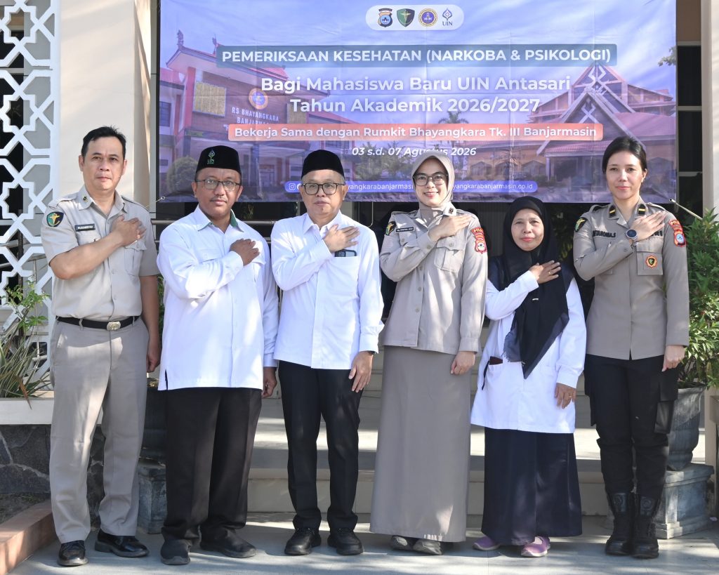 Wakil Rektor Dr. Irfan Noor, M.Hum. saat berfoto bersama usai pembukaan.
