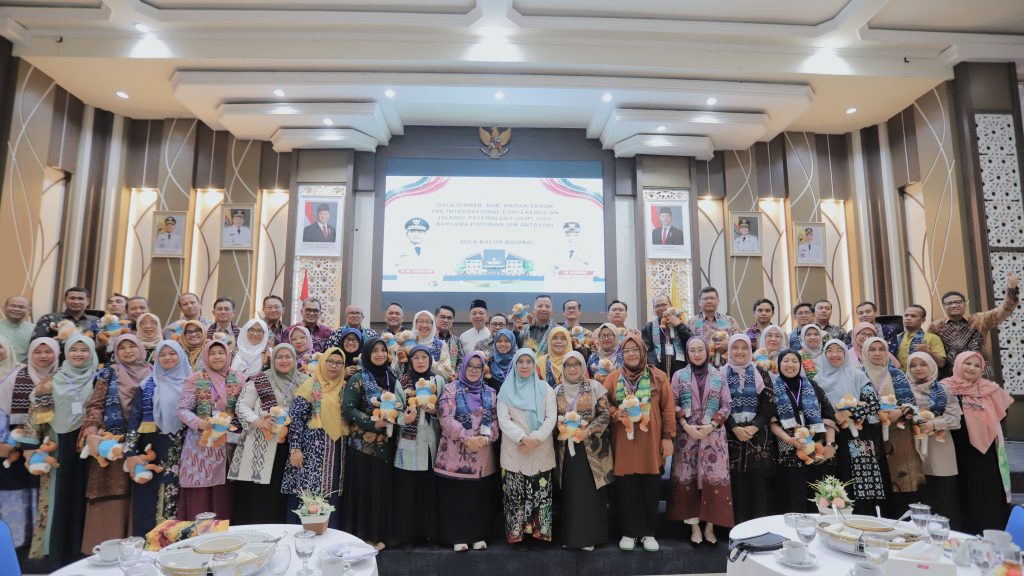 Foto bersama usai penutupan.