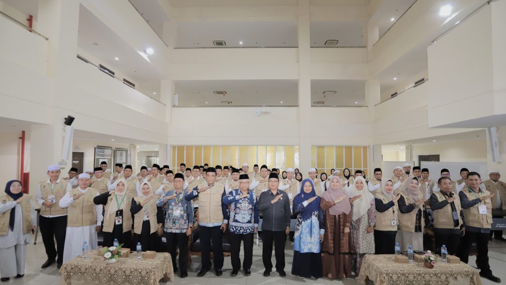Foto bersama usai penutupan.