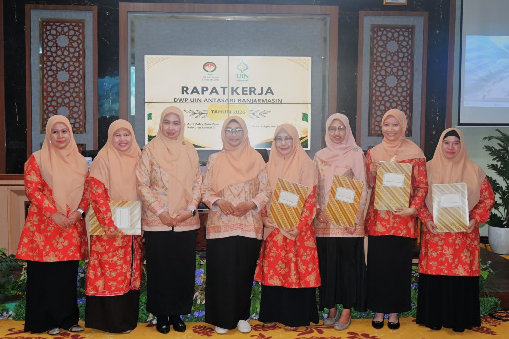 Foto bersama usai penyerahan SK.