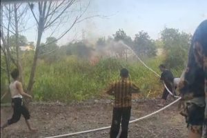 Gerak Sigap Tim Satgas melakukan pemadaman (Foto:Istimewa) Gerak Sigap Tim Satgas melakukan pemadaman (Foto:Istimewa)