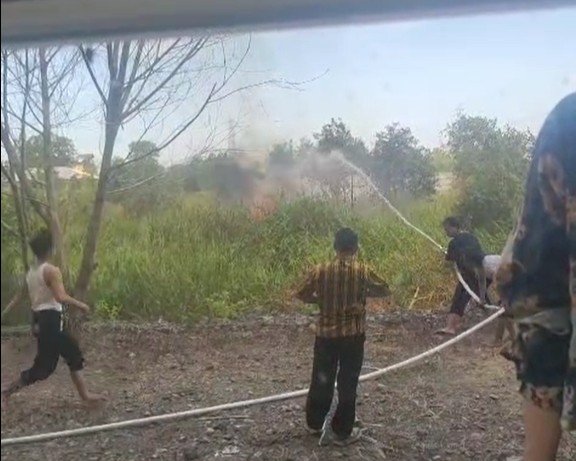 Gerak Sigap Tim Satgas melakukan pemadaman (Foto:Istimewa)