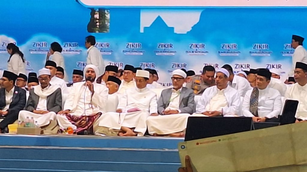Habib Syekh Abdul Qadir bin Assegaf saat memimpin pembacaan zikir dan selawat (Foto:Dok. Karo AUPKK)