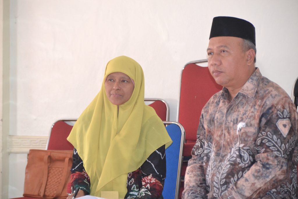 Helma Nuraini, S.Psi., M.Pd. didampingi Ali Akbar, S.Ag., M.Pd.I. saat mengamati kelancaran acara.