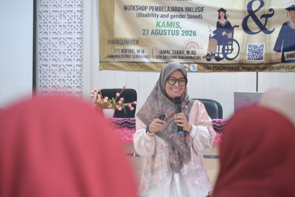 Hj. Siti Rofiah, S.H.I., S.H., M.H., M.Si. saat menjadi narasumber.
