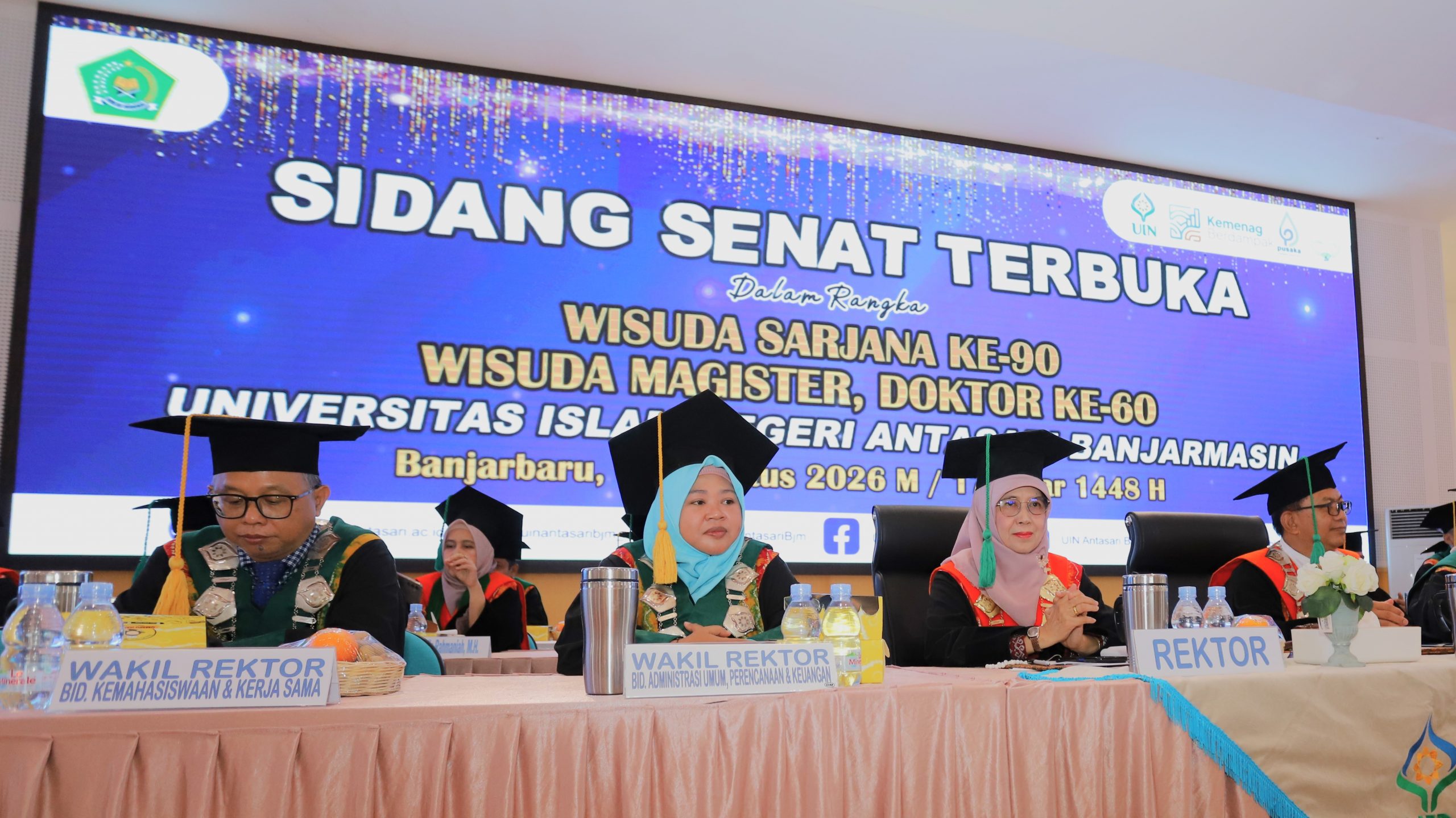 Rektor saat di kegiatan wisuda (Foto:Humas/Rudy Hr)