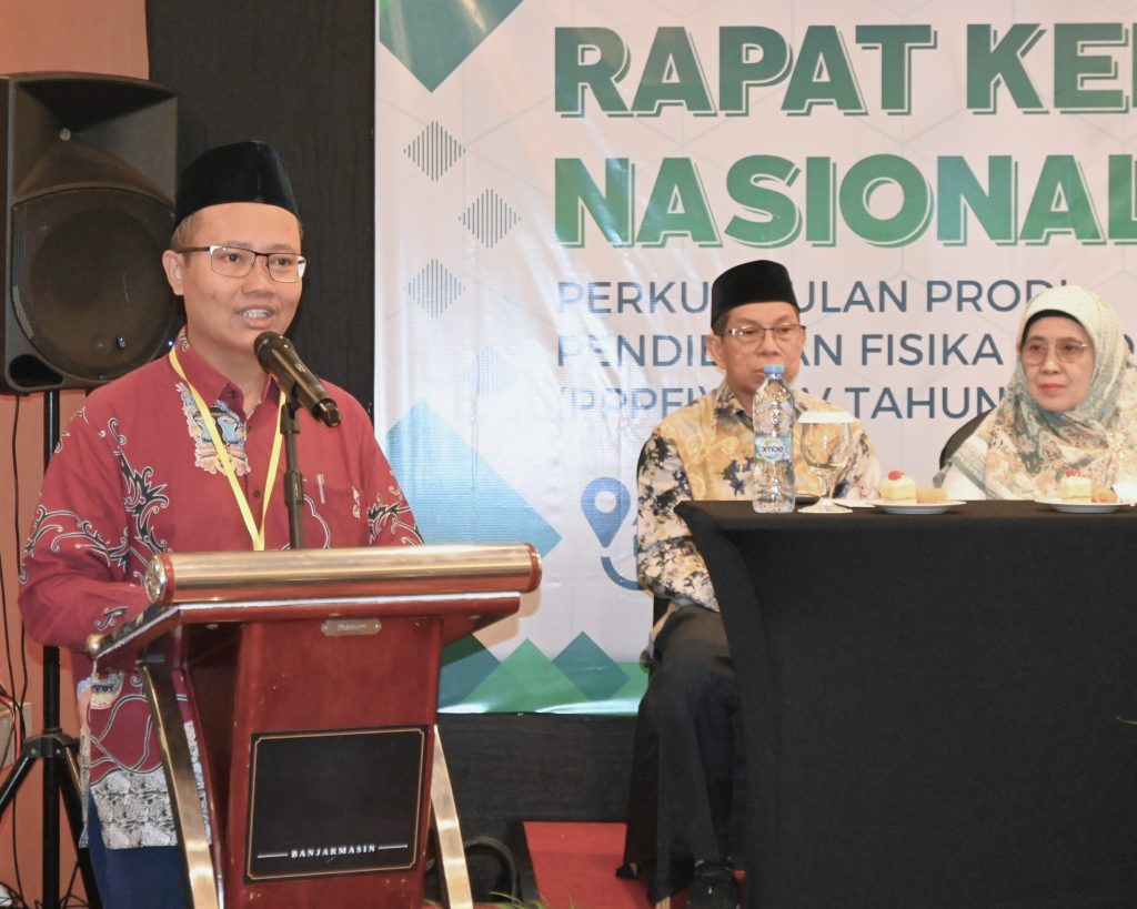 Jhelang Annovasho, S.Pd., M.Si. saat menyampaikan laporan.