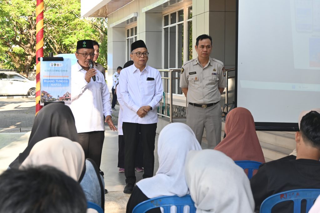 Kepala Bagian Akademik dan Kemahasiswaan UIN Antasari H. Haris Fadilah, M.Pd. saat memberikan pengarahan.