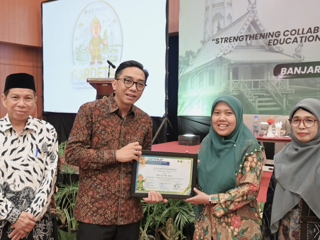 Ketua Fordetak saat menyerahkan penghargaan pemenang lomba.