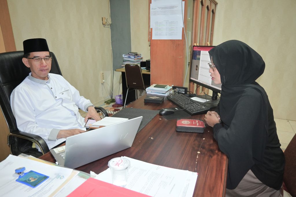 Ketua LP2M Dr. H. Hasni Noor, M.Ag. saat menguji.