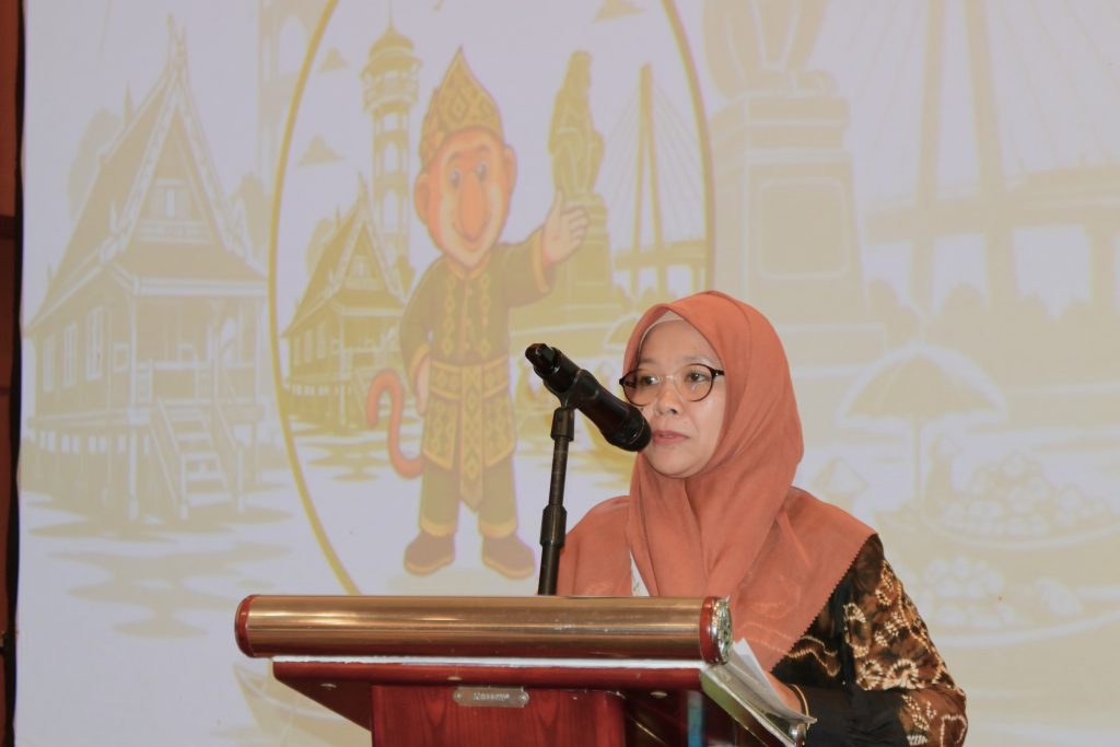 Khairunnisa, M.Pd.I. saat mengumumkan para pemenang lomba.