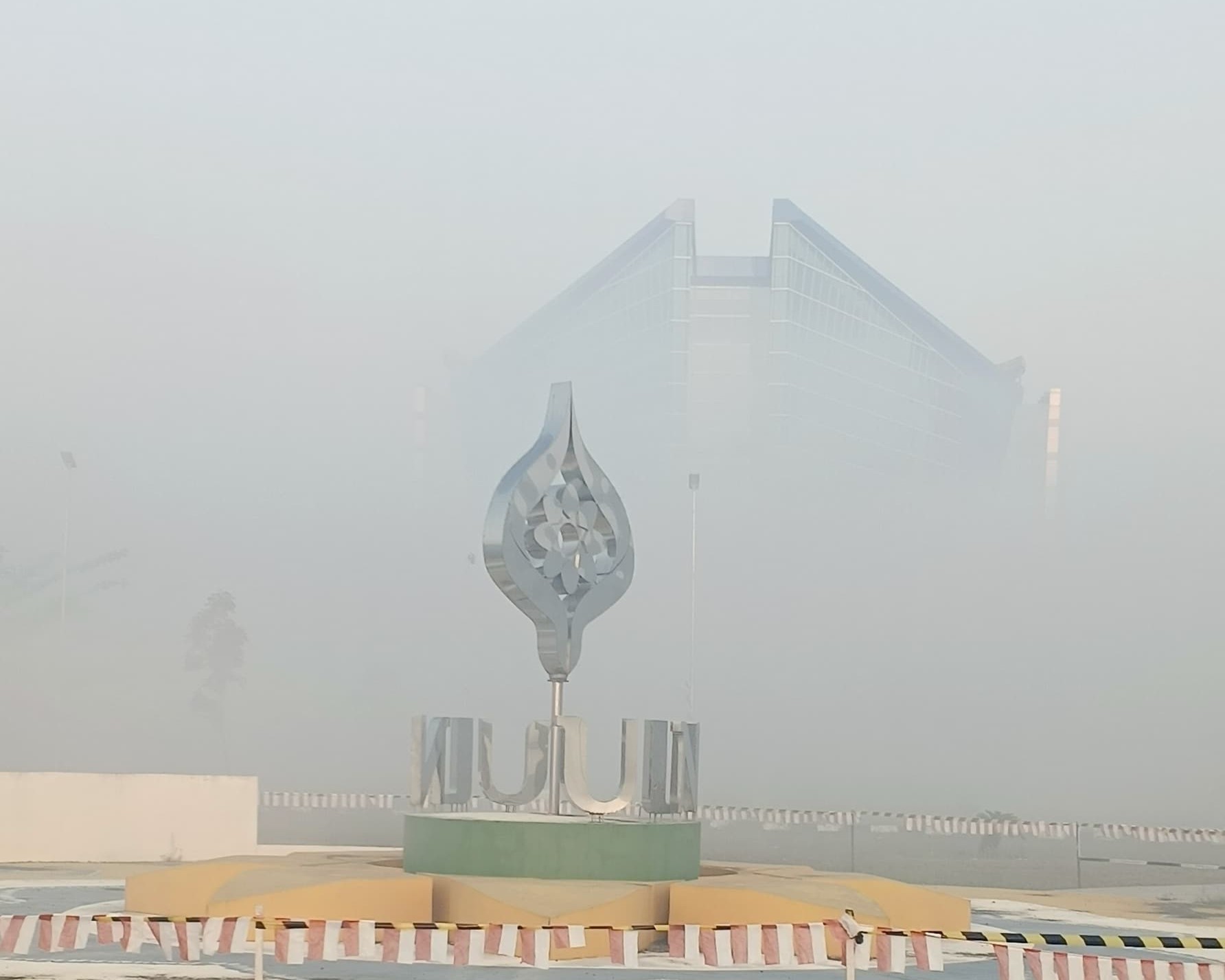 Kondisi kabut di Kampus 2 pada Jumat pagi, 28 Agustus 2026 (Foto:Bagian Umum/Dolly Roshendra)