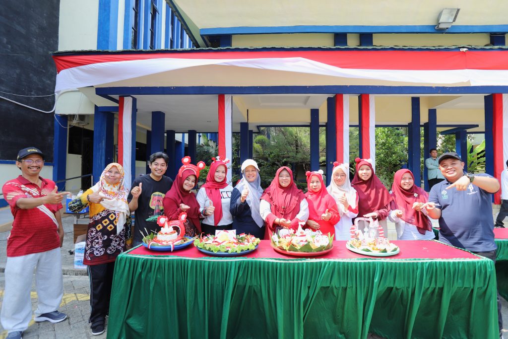 Lomba menghias tumpeng.