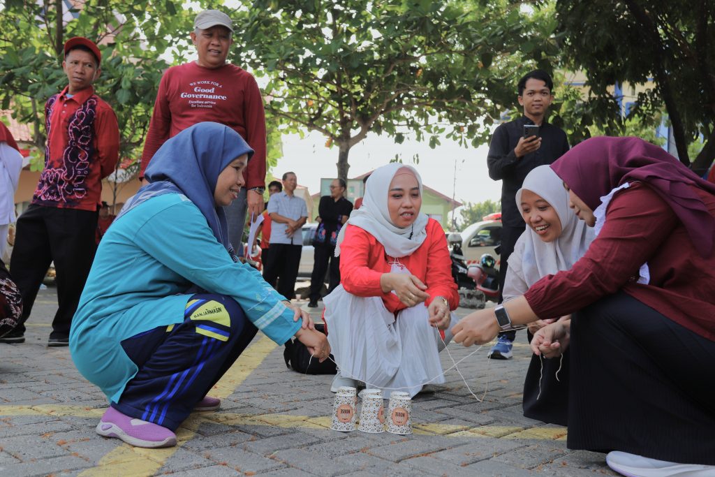 Lomba seru melatih kekompakan.