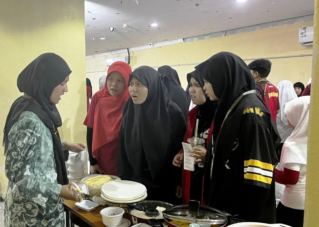 Mahasiswa KKN Internasional UIN Antasari saat memeriahkan bazar kuliner tradisional di Sekolah Indonesia Makkah.