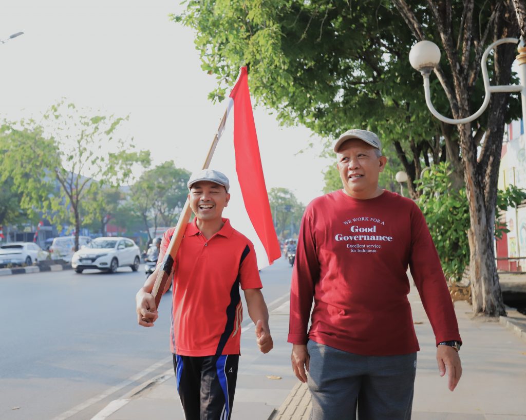 Masri, S.Ag., M.Pd. (kanan) saat mengikuti Jalan Santai.
